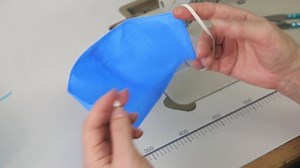 「接写中、女性が新たに縫い付けた顔のマスクを手に持っている。コロナウイルスの大流行中の医療マスク欠損のコンセプト。」の動画素材（ロイヤリティフリー）1050694246 | Shutterstock