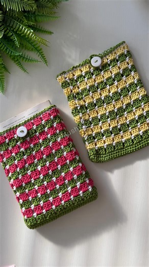 Mushyy | Crochet Patterns & Tutorials on Instagram: "Two Hour Crochet Project🌸 Which color combo do you like? 📚Softbound Crochet Book Sleeve Pattern Designed by Mushyy. 🧶✨Pattern Available on Etsy , Mushyy Store! 💛Follow for easy, simple, beginner Friendly, aesthetic and unique Crochet patterns and tutorials. #crochetcommunity #crochet #crochetaddict #crochetlove #crochetersofinstagram crochetinspiration crochetlover crochetpattern crocheting crocheteveryday crocheteverything örgü örgümodell