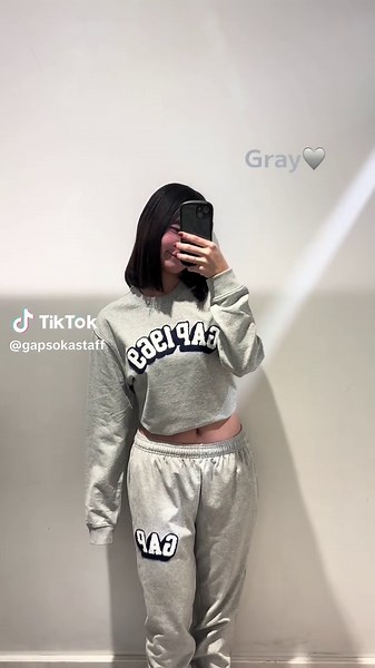 大人気✨GAPセットアップが帰ってきました~‼︎💫 お腹を出すと着痩せします❕☺︎ #gap #GAP #gapstaff #GAP草加店 #gapアウトレット #コーデ #コーデ紹介 #ファッション #fashion #fashiontiktok #今日のコーデ #gapロゴ #gapロゴスウェット #gapセットアップ #セットアップ #着痩せコーデ #着痩せ #ディズニー #ディズニーコーデ
