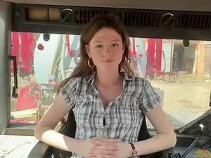 国外姐妹花到果园干活，你喜欢谁？#农业机械 #抖音农机 #抖音农机 #危险动作请勿模仿 #现代农业机械