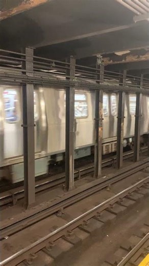 MTA (E) trains Depart 34th Street-Penn Station