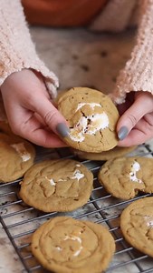 Fluffernutter Marshmallow Cookies! 🍪✨ Soft, chewy peanut butter cookies loaded with gooey marshmallows—pure nostalgia in every bite! 🥜☁️ You need to try these! Perfectly sweet, melt-in-your-mouth delicious, and so easy to make. 💬 Comment “link” or “recipe” for the full printable recipe! 📌 Facebook friends, click here: https://www.homemadefoodjunkie.com/flutternutter-marshmallow-cookies/ ✨ INGREDIENTS ✨ * 1/2 Cup creamy (or crunchy) peanut butter (not natural style) * 1/2 Cup unsalted butter 