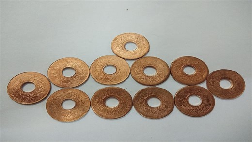 Copper Coin With Hole Benefits: तांबे का छल्ला ऐसे करेंगे धारण, मिलेगा शुभ फल और बरसेगी सूर्य देव की कृपा