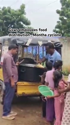 Gsws employees distributing food to the people #gsws #pawankalyan #news