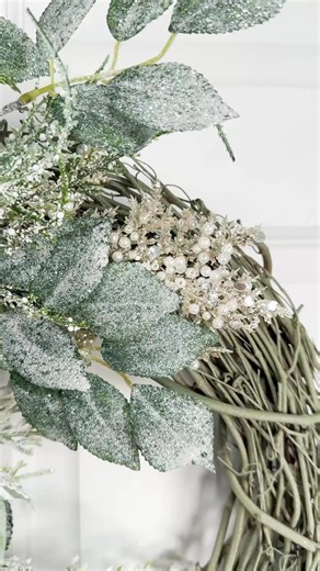 What about monochromatic color palettes? Fan or no? This is the reason I’m a HUGE fan: 1️⃣ single color palette feels curated and high-end. It gives the wreath a polished, designer quality that’s easy to style in any home. 2️⃣ because the design stays within one color family, it blends seamlessly with a variety of door colors, holiday themes, and interior décor without clashing. 3️⃣ without competing colors, the eye is drawn to the velvet petals, glitter tips, flocking, and shimmering accents, w