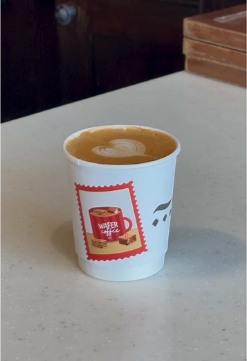 ويفر فلات وايت - مشروب الموسم من اش😍 . Chocolate Wafer Flatwhite - season drink by ASH😍