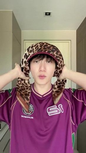 3 Cool Ways to Wear a Scarf with a Cap