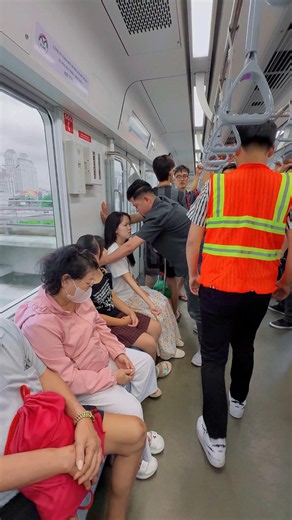 An noticed she didn’t feel safe 💛👀 [TRUC AN TV] #trucantv #kindness #awareness #train #community