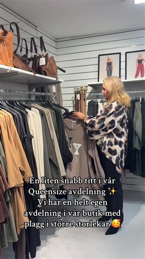 God kväll fina ni ❤️ Vi hoppas att helgen varit snäll mot er ✨ Innan vi kliver in i en ny vecka vill vi bjuda på en liten titt in i vår Queensize-avdelning – en plats där mode får vara roligt, bekvämt och helt utan begränsningar. För hos oss ska siffror aldrig få spela någon roll ✨ Varje plagg i avdelningen kommer från vårt eget varumärke Mirelle Design, skapat med omtanke och formgivet för att just DU ska känna dig unik🤎 Glöm inte att allt finns att klicka hem på vår hemsida också ✨ Önskar er 