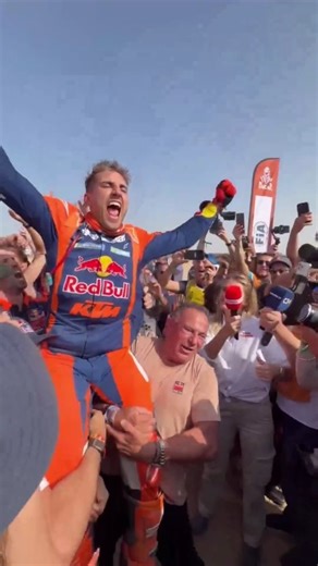 Motor Argentina on Instagram: "🏆El final más cerrado de un Dakar🏆 Final apoteósico en Yanbu: el líder de la clasificación general, Ricky Brabec, ha cometido un error de navegación en el kilómetro 98 de la especial, a falta de 7 kilómetros para la meta, que le ha valido el título. Luciano Benavides ha aprovechado la ocasión para adelantarse en el esprint final. El argentino gana la edición de 2026 por 2 segundos, ¡la diferencia más raquítica de la historia del Dakar! Video: @dakarrally"