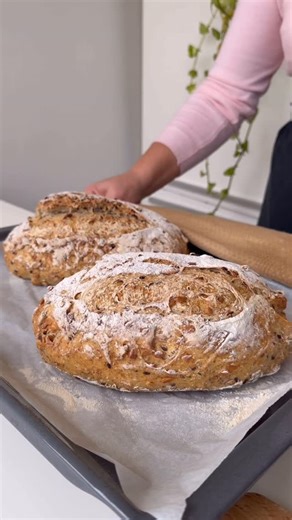 Ewa Szczesna on Instagram: "Domowy chleb na zakwasie z pestkami 🇵🇱/ Homemade Sourdough Bread with Seeds🌎 Składniki - ingredients ⬇️ 800 g mąki ( razowa, zwykła pszenna, z otrębami) 40 g miodu 250 g pestek (słonecznika, dyni, sezam, len) 620 ml przegotowanej i ostudzonej wody 20 g soli Do miski wsypujemy mąki zalewamy 450 ml wody, dodajemy zaczyn, miód ( może być dość mocny, lepiej pasuje) i wyrabiamy dłuższa chwilę Ok 15 min, aż powstanie ładna siatka glutenowa. Ciasto lekko rozciągany, dodaj
