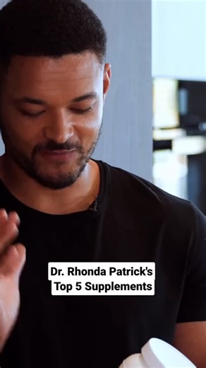 美国知名生物医学科学家Dr. Rhonda Patrick, Ph.D. 推荐每个人都值得吃的5种超高性价比的补充剂：1. Omega-3：高 Omega-3 指数 = 多活 5 年，阿尔茨海默风险降低 66%，生物年龄更年轻2. 维生素 D：调控人体超过 5% 的基因，补充足了可让表观遗传年龄可逆转约 2 年3. 复合维生素：老年人每天吃，可让大脑老化慢 2.1 年，记忆衰退慢近 5 年4. 镁：参与 300+ 种酶反应，缺镁与癌症风险升高有关5. 肌酸：最被证实的运动与大脑补充剂，10 克/天会给大脑带来很多益处！