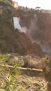 La grande cascata di Tivoli a Villa Gregoriana, da notare il volume d'acqua! Video di "forza e onore" tramite la nostra pagina whatsapp ufficiale Segui Meteo Lazio | Meteo Lazio