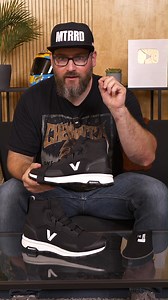 Heute im Experten-Check: Die Vanucci VUB-1 Motorradschuhe. Sie sind die perfekte Mischung aus urbanem Stil und Schutz. Mit einer Außensohle von MICHELIN für optimalen Halt und einer herausnehmbaren Ortholite Einlegesohle bieten sie Komfort und Sicherheit. Erhältlich in verschiedenen Größen und Farben, sind sie der ideale Begleiter für Stadt und Land.⁠ ⁠ Mehr Infos ➡ https://www.motorradonline.de/bekleidung/vanucci-vub-1-im-ersten-check-motorrad-sneaker/ | MOTORRAD