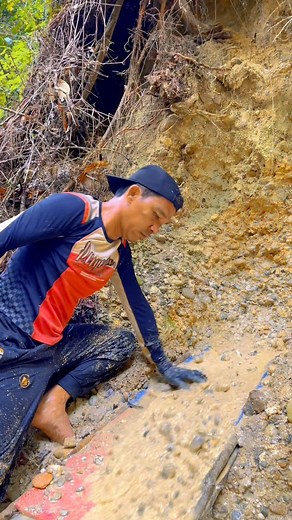 17K views · 74 reactions | Gold-producing carpet, gold miner without machine #fypシ゚viralシ #misrawardiadventure #gold | Misrawardi adventure | Facebook