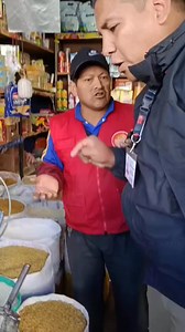Operativo de control en el mercado campesino de #Sucre detecta sobreprecio en la venta de aceite Durante un operativo de control realizado en el mercado campesino, funcionarios del área de Comercio y Mercados detectaron a comerciantes que vendían aceite comestible a precios elevados, alcanzando hasta 27 bolivianos por litro y 160 bolivianos por envases de 4.5 litros. Erick Medrano, jefe de Comercio y Mercado, expresó su indignación ante estos abusos. “No permitiremos que jueguen con el bolsillo 