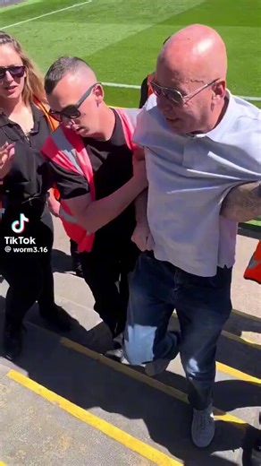 🇬🇧 An English football fan got ejected from the stadium… for bringing a bacon sandwich.Forest Green is home to the world’s first vegan football club.Also, it's the UK and bacon is haram 😂