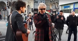 Rod Stewart Gives Surprise Performance With Street Guitar Player, And Makes Fans Adore Him Even More