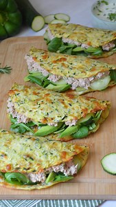 Eugenie Derousseau on Instagram: "Wraps de courgettes : Environ 60kcal par unité (Pour 4 wraps, adapter selon garniture) 2 courgettes moyennes Sel poivre ciboulette Un œuf Une grosse poignée de mozza Rapée Garniture au choix : salade, cottage cheese, crudités. ici 120g de thon mélangé avec 2cs de mayonnaise yaourt recette de mon livre 📖 ou sauce au choix et salade, concombre, avocat . Épluchez et râpez les courgettes. Pressez dans un torchon pour retirer l’excédent d’eau. Ajoutez l’œuf, l’assai