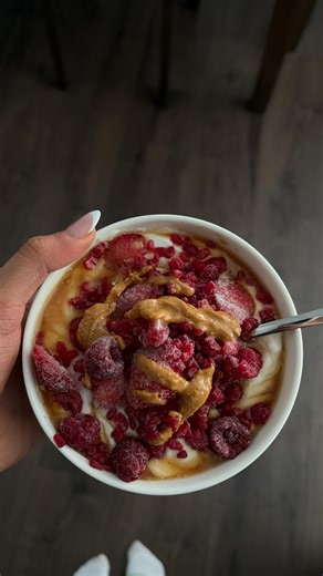 mads 🤍 on Instagram: "Most people do #5👇👇 These are some signs that despite “working out” you aren’t building any muscle… Follow @madifillmorefit for more fitness tips and content 🤍 1️⃣ Your strength never increases If the weights, reps, or difficulty stay the same for weeks, your muscles have no reason to grow. 2️⃣ Your physique looks unchanged No added size, shape, or definition over time usually means the training stimulus isn’t enough. 3️⃣ You rarely feel muscle fatigue or a pump Consist