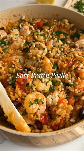 EASY PRAWN PAELLA ✨ Meet our twist on the classic prawn paella, with all the same irresistible flavors! This gluten-free recipe is a delicious departure from tradition, offering smoky paprika undertones, and a vibrant medley of aromatic spices. For a vegetarian twist, simply skip the prawn and enhance the dish with hearty lentils or crumbled feta cheese. Time to make: 40 minutes Serves: 4 Ingredients: 2 tbsp extra virgin olive oil 4 garlic cloves, minced 220g prawns, deveined and peeled 1 red on