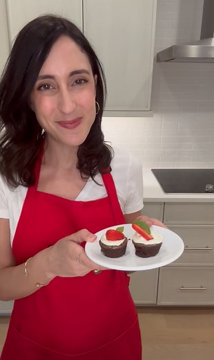Chef Elizabeth Makos is back in the kitchen and this one’s pure comfort. Time to treat yourself to Tuxedo brownies: rich, cozy, and made for the season. Watch the full recipe in the app or on YouTube: RetroFitnessOfficial #GetReal #SeasonalRecipes #RetroFitness | Retro Fitness - Freeport, NY | Facebook