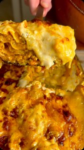 Hvad min forlovede spiser👰🏼‍♀️ | Episode 174 | Opskrift 👇🏻 Lasagna❤️😍 Den går man aldrig galt i byen med! Jeg laver altid bolo til lasagna på hvidvin og hønsefond. Jeg syntes det smager langt bedre 🤷🏻‍♂️ Opskrift 6 personer Tid: 4 timer Sværhed: nem KØDSOVS: 400 g oksekød 400 g svinekød 300 g røget bacon, panchetta eller guanciale 3 gulerødder 3 stængler selleri 1,5 stort løg Salt Olivenolie 4 fed hvidløg 1 stor fåndfuld frisk Rosmarin 1 håndfuld salvie blade 1 håndfuld frisk timian 100 g