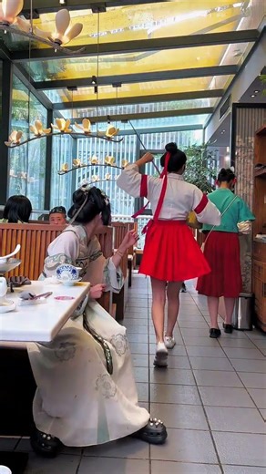 The girl was stunned. #The most handsome bottle-opening cat on the internet