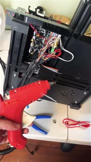 I’m fixing my 3D printer with a hot glue gun #3dprintfail #3dprinterupgrade #3dprinterworld #ender3