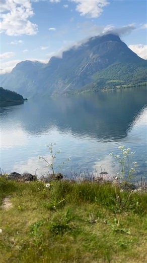 Room with a view 👀🌿 Met de Country ga en sta je waar je wilt. Voor de basistent heb je geen haring nodig! Deze Grey Edition staat te schitteren in een Noorse landschap. Wat is jouw favoriete kampeerplek? | Combi-Camp
