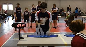 „Schnellster Cup Stacker mit neuem Weltrekord, Cup Stacking“