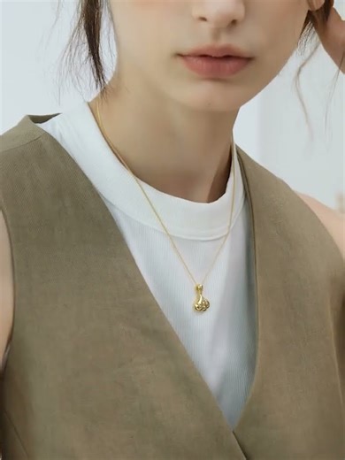 Sculpted Shell Charm Pendant Necklace