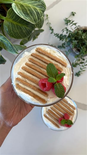 Two ingredient cheesecake cups ✨ Recipe inspired by the viral trend in Japan 🥰 My debut cookbook Maxi’s Kitchen is available for pre-order now. Link in bio 🤍. Cheesecake Cups:▪️6 Full Graham Cracker Sheets▪️1 1/2 Cups Full-fat Plain Greek Yogurt▪️ Optional Toppings:▪️Fresh Berries▪️Honey or Maple Syrup▪️ 1️⃣ Crush 2 full sheets of graham crackers and divide evenly between the bottoms of two small bowls or jars, pressing lightly to form the base. 2️⃣ Spoon the yogurt over the graham cracker bas