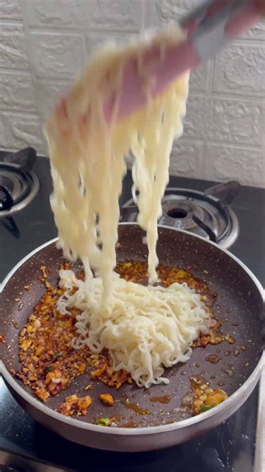 Spicy Chilli Garlic Maggi 🌶️🍜 |Easy Cheesy Maggi Recipe #Shorts#maggie #chilligarlicmaggi #snacks