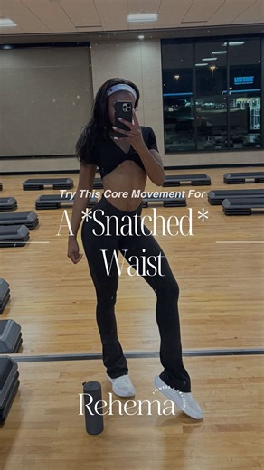 Rehema 🇹🇿 on Instagram: "Kneeling core rotation is a great core exercise that trains your core to stabilize and rotate at the same time! Which is exactly how your core works in real life and in workouts + of your goal is to have a “Snatched Waist” you need to add this to your routine. For the break down of this movement 🔗Click the link in my bio and head over to my YouTube channel. . . . #rotationalstrength #rotationaltraining #strengthcoach #landmineexercises #landmineworkout #workoutsforwom