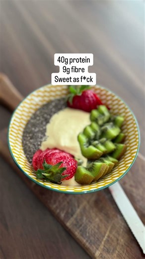 High protein, high fibre breakfast - Mango smoothie bowl