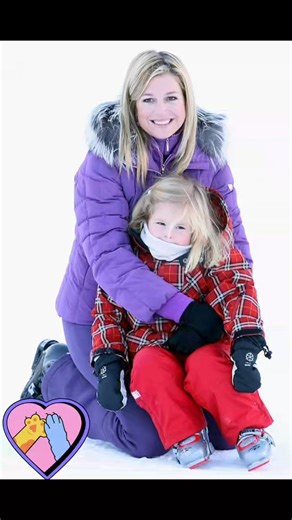 📌 🇬🇧 Royal Family Winter Portrait – Lech 2008 ✨👑❄️📸👨‍👩‍👧‍👦🇳🇱🌨️ 🇬🇧 On February 10, 2008, the Dutch Royal Family gathered for their traditional winter photo session in Lech, Austria. Queen Beatrix was joined by her children and grandchildren: Prince Constantijn and Laurentien with Eloise, Claus-Casimir, and Leonore; Prince Willem-Alexander and Princess Máxima with Amalia, Alexia, and Ariane. A portrait of warmth, snow, and royal continuity. 📌 🇪🇸 Invierno en familia real – Lech 200