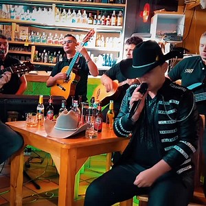 Adiós a un amigo 🎙️🥃 Live Session @viktorgaviriaoficial #sirvalosirvalo #musicapopular #conciertos #eventos #fondas #cantantes Contrataciones 3147973745 Sonido en vivo! Canción original de grupo estrella. | Viktor Gaviria