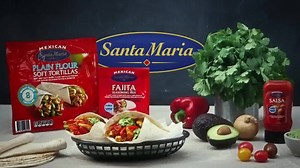 The ultimate fajita recipe brought to you by Santa Maria. Packed with a flavoursome blend of spices, tender chicken, fresh and crunchy veg, guacamole and tangy salsa. | Santa Maria