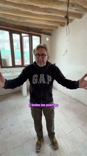 Can you believe Julián is going to build the kitchen for the waiters' kitchen? 🤦🏻‍♀️💕