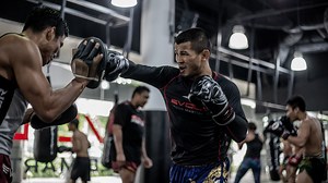 How To Set Up And Land An Overhand Right In Boxing