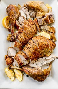 How to carve a turkey like a pro! This step-by-step guide will tell you how to create a beautiful carved turkey. No special equipment needed! https://www.wellplated.com/how-to-carve-a-turkey/ | Well Plated