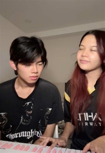 เซอร์ไพร์สคีย์บอร์ดไฟฟ้าสำหรับดนตรีที่นุ่มนวล