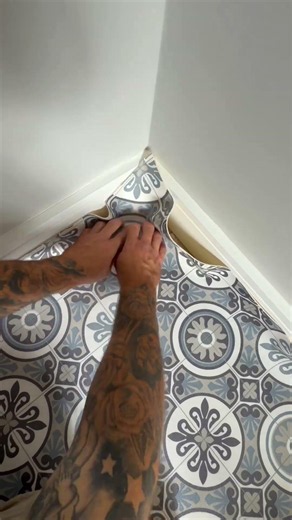 How To Cut Vinyl Flooring In A Corner #homeimprovement #diy #howto