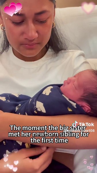 The moment the big sister met her newborn sibling for the first time#SiblingLove#FirstMeeting #BigSisterMoments#HeartMelt#FamilyFirst