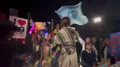 取材しました🔥。明日の神奈川新聞で大展開で詳報します✒️📸。国会前に3万人が参加。オンラインでも7万人視聴。全国でも47都道府県で、同時多発で約150カ所で緊急行動が開かれた #平和憲法を守る0408 。反戦平和を希求する声が急速に拡大している。動画は国会前に響く重低音に載せてリズムを刻みコールする @WeWantFuture の eri さん @e_r_i_e_r_i 。「高市総理は憲法守れ」「平和憲法、日本の宝」「戦争反対」というコールアンドレスポンスが何度も繰り返されました。警察に歩道を封鎖され、身動きが取れなくなる状況でも多発していましたが、各ポイントでコールも自然発生。路哲 @nabekuramasax の皆さんやクソデカフラッグの旗にも、ドラム隊の力強い音にも励まされます。自ら声にすることに、社会を動かす力があるように感じました。2015年の安保法案反対運動から10年。この国の主権者、ひとりひとりが日々、耕し、実践してきたデモクラシーが、景色となって広がっていました。神奈川県でも8カ所でアクションが実施され、桜木町駅前には600人集まるなど日常の中で声を上げる人々が、民