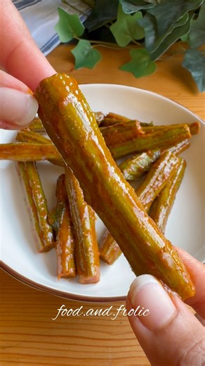 Drumsticks fry✨ My MIL and @kiran.lobo introduced me to a whole new world of moringa!🥰 One such preparation is this spicy, tangy, saucy and slightly sweet drumsticks fry! You’re gonna love it❤️ Ingredients I used: - 2 moringa drumsticks - salt - turmeric - water to boil For sauce: - 1 tbsp oil - pinch of hing - few curry leaves - Kashmiri chilli powder - kundapur chicken masala (trust the process, you can use any other masala you like) - sprinkle of jaggery (as preferred) - tamarind pulp [morin
