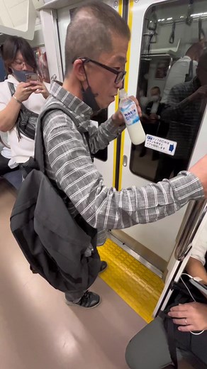 電車で騒ぐ酔っ払いにチョコあげてみたら、、、 #おすすめにのりたい #再投稿ごめんなさい #炎上 #運営さん大好き