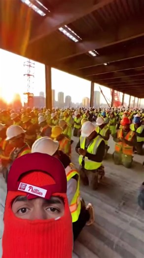 Comstruction worker goes viral for praying for his employee before they begin work early in the morning. Some people say nobody should be forced to pray but i dont see anything wrong with it and everything right. #mexicantiktok #fortheraza #constructiontok #christiantiktok #44vato