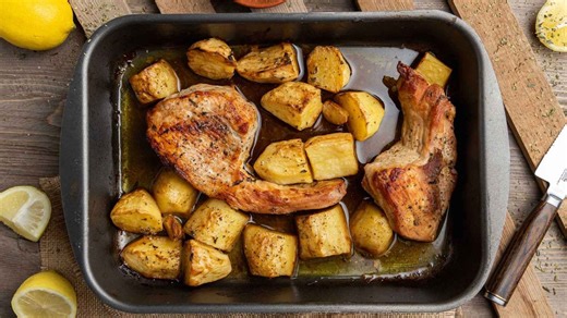 Χοιρινές μπριζόλες με πατάτες στο φούρνο για το κυριακάτικο τραπέζι - Το μυστικό για να βγουν ζουμερές - ΣΥΝΤΑΓΕΣ - Youweekly.gr